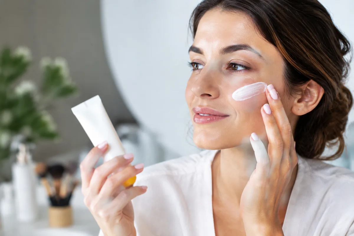 Comment choisir une crème solaire sous le maquillage sans faire pelucher son fond de teint